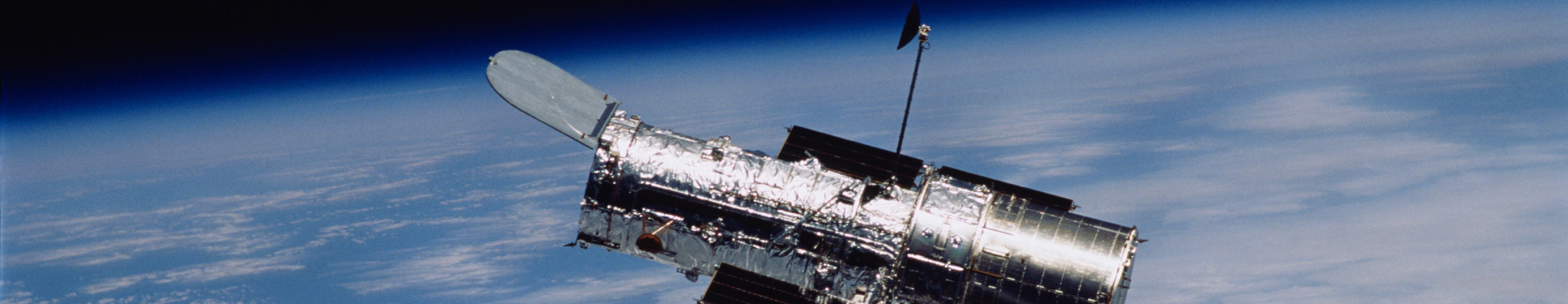 El Telescopio Espacial Hubble orbitando la Tierra, una herramienta fundamental para la observación astronómica y la exploración del universo.